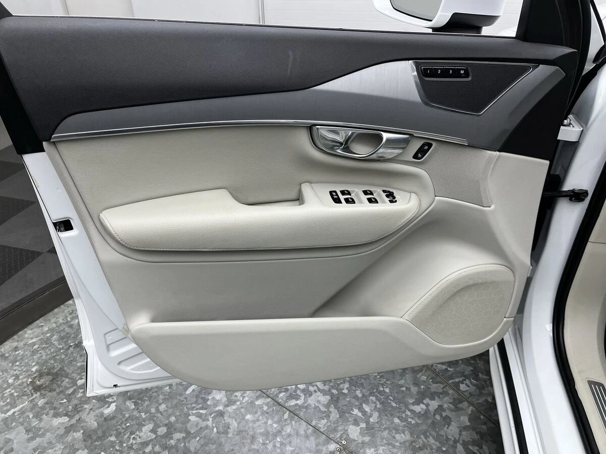 2022 Volvo - image 8