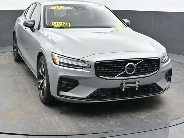2025 Volvo - image 3