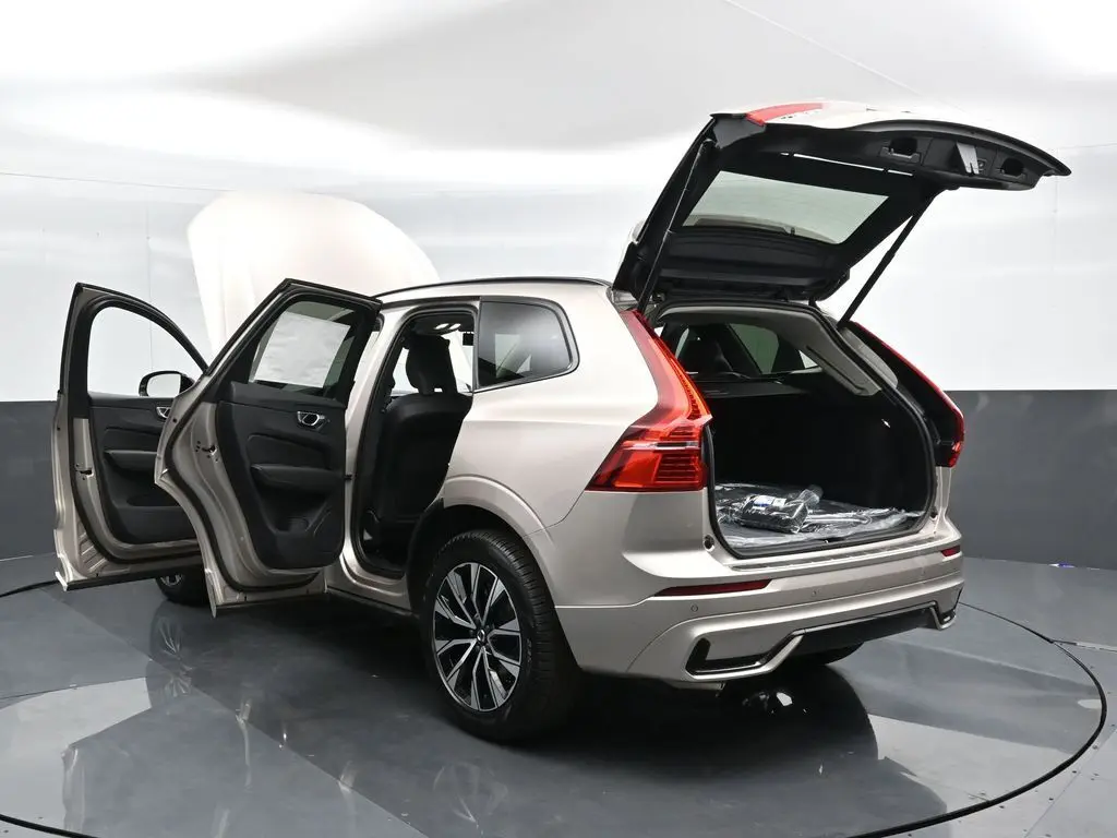 2025 Volvo - image 47