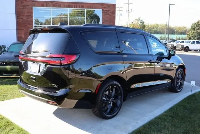 2026 Chrysler Pacifica Limited photo 33