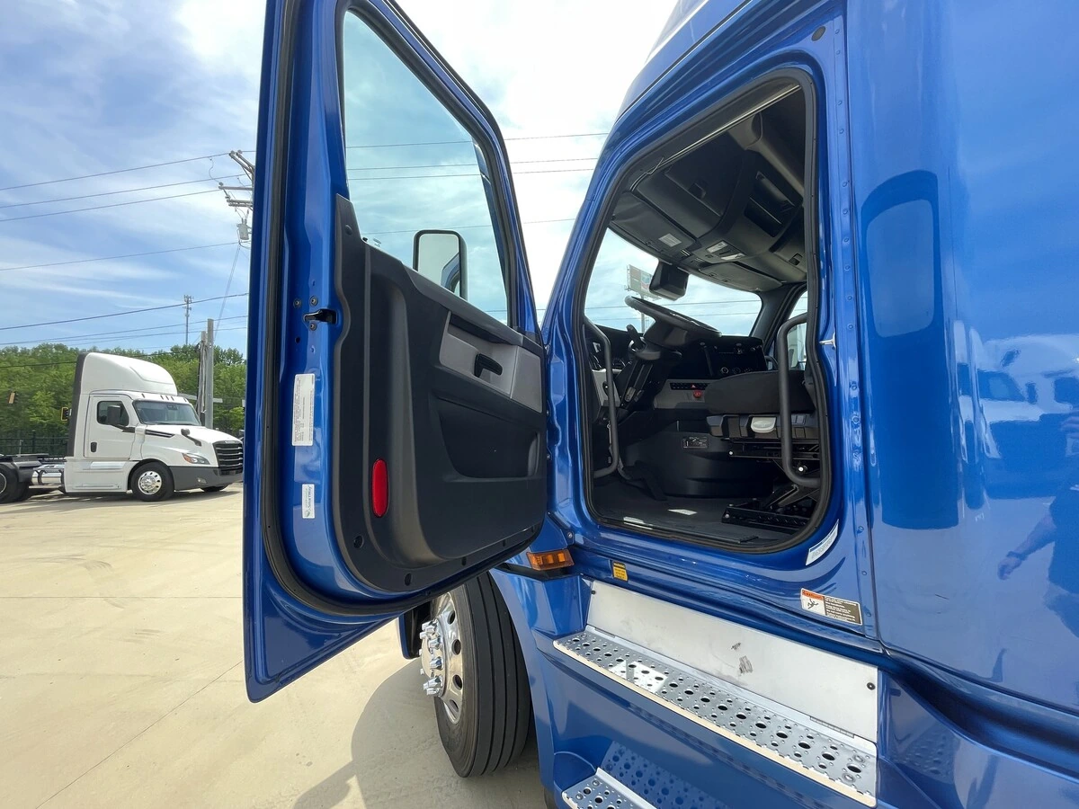 2021 Freightliner Cascadia - image 16