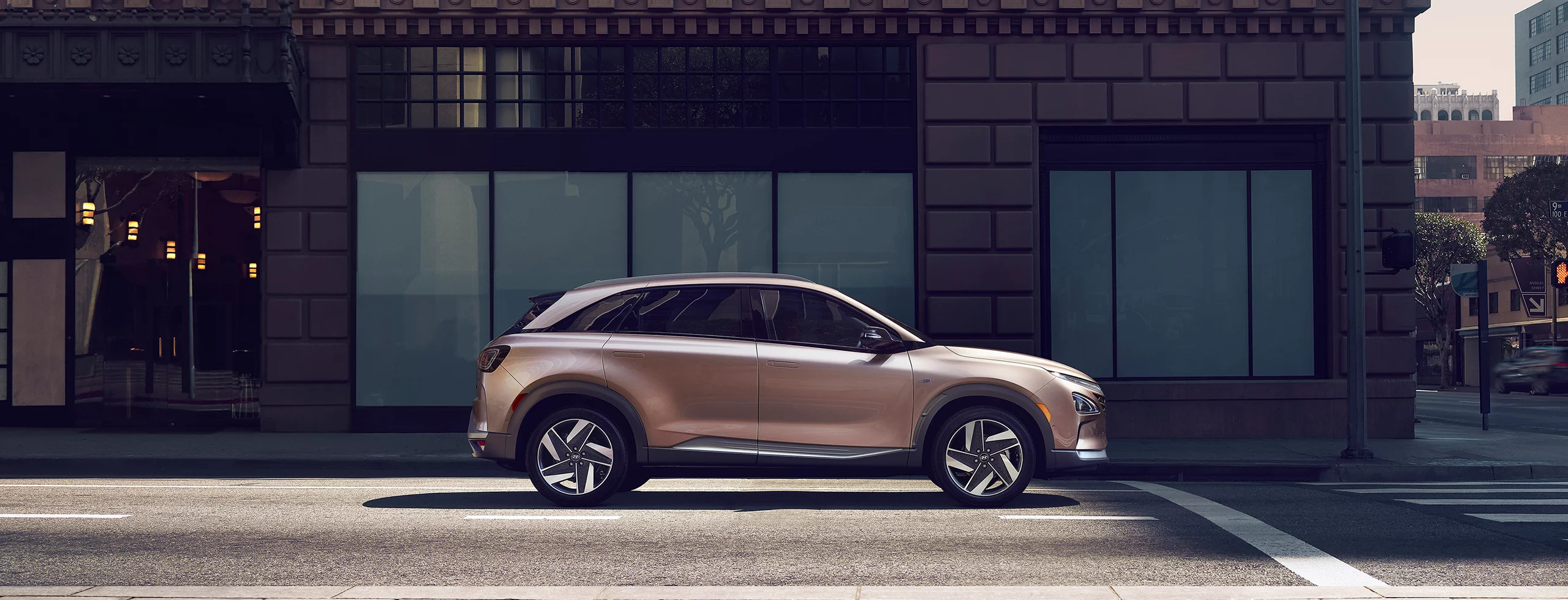 Side view of the Hyundai Nexo in a city environment