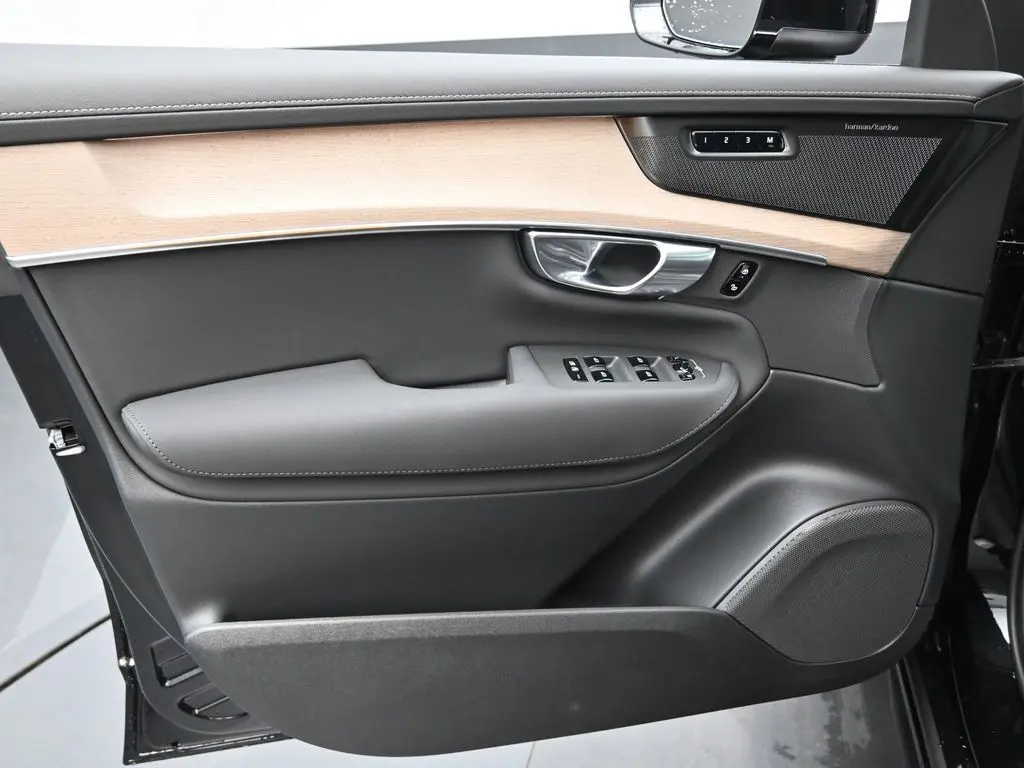 2026 Volvo - image 23