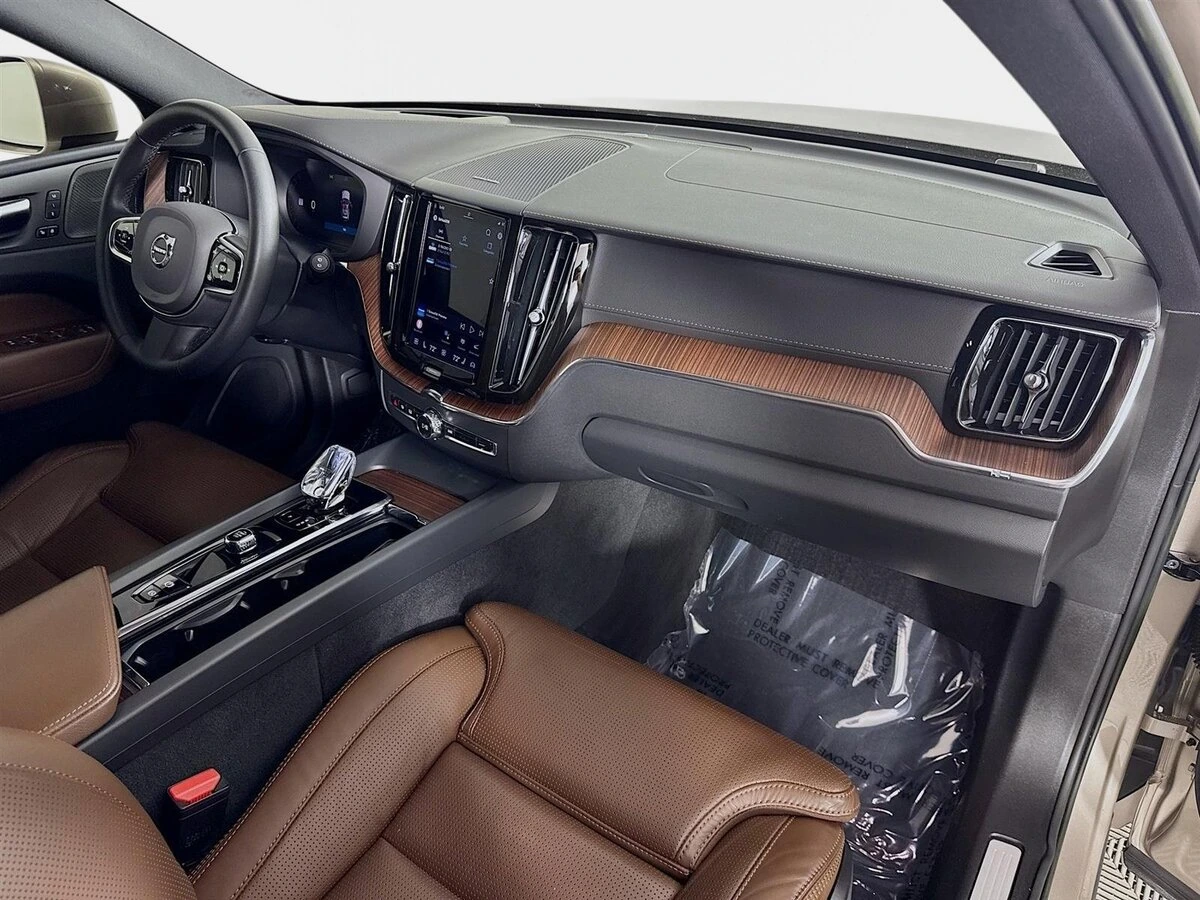 2023 Volvo - image 31
