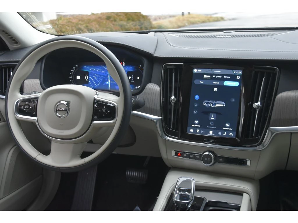 2025 Volvo - image 17