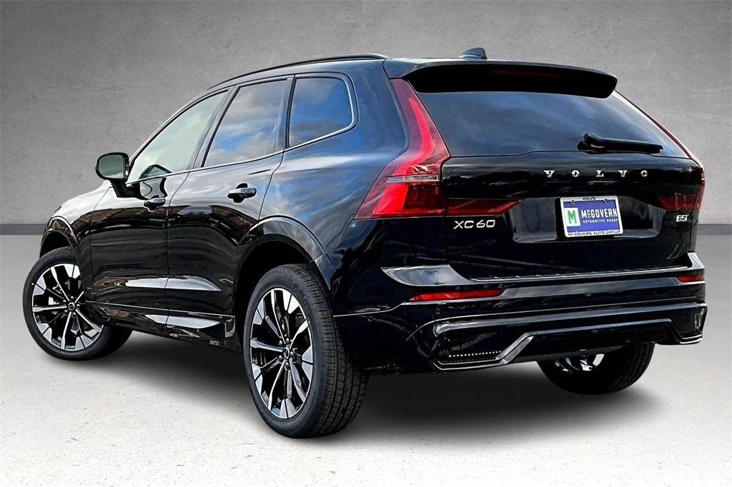 2026 Volvo - image 3