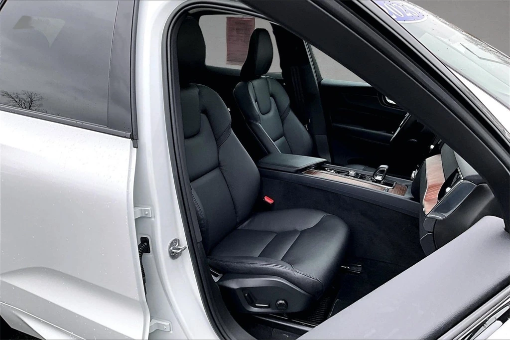 2023 Volvo - image 28