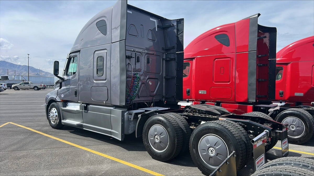 2022 Freightliner Cascadia - image 5