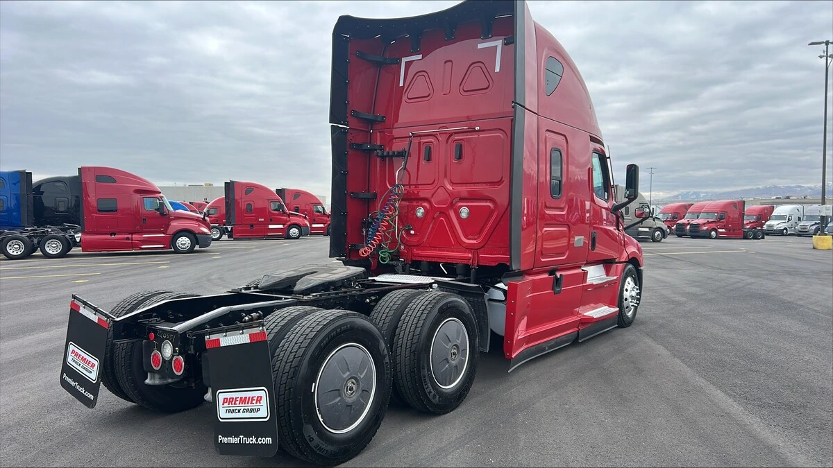 2022 Freightliner Cascadia - image 6