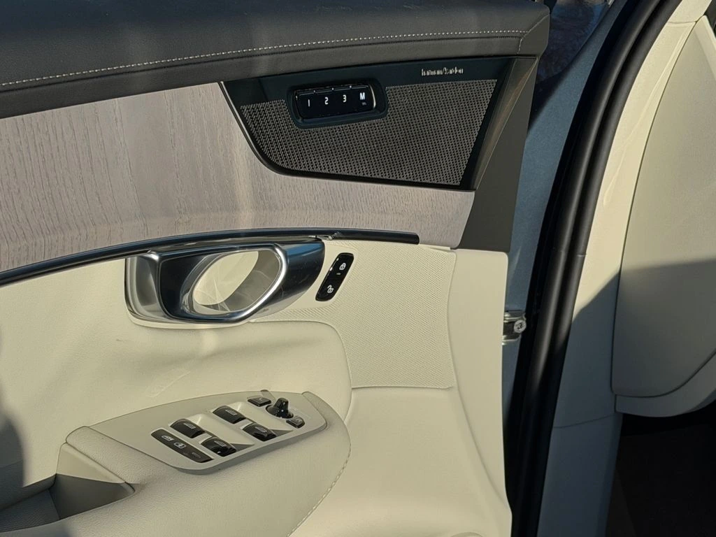 2026 Volvo - image 12