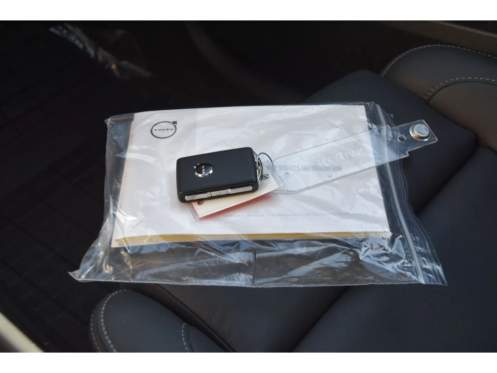 2025 Volvo - image 39