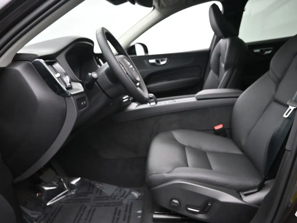 2025 Volvo - image 22