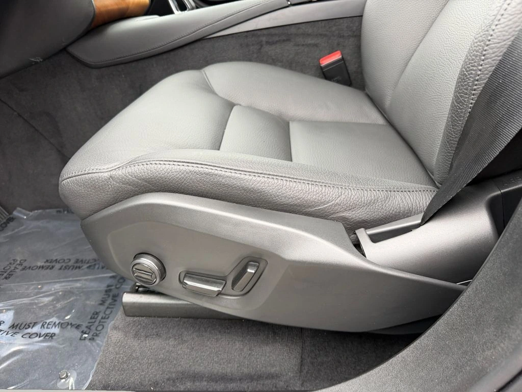2025 Volvo - image 16