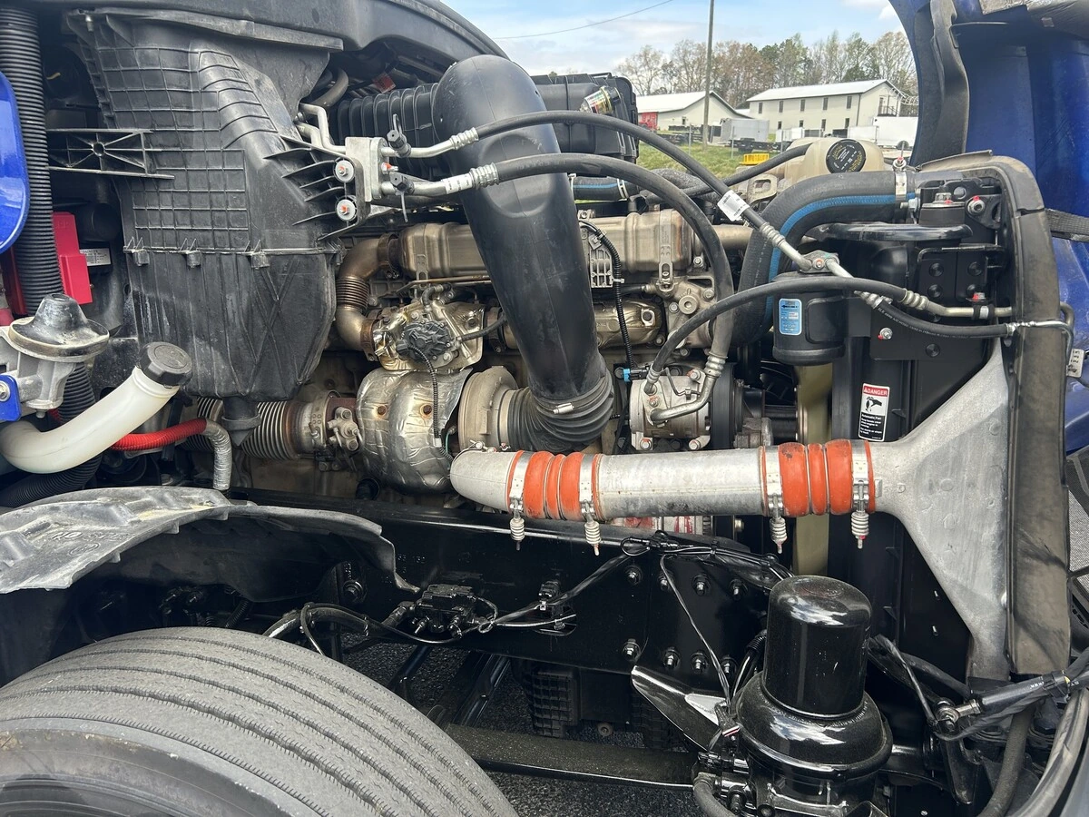 2022 Freightliner Cascadia - image 11