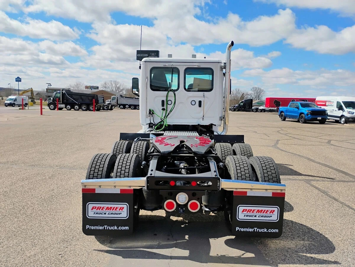 2027 Freightliner Cascadia — photo 6