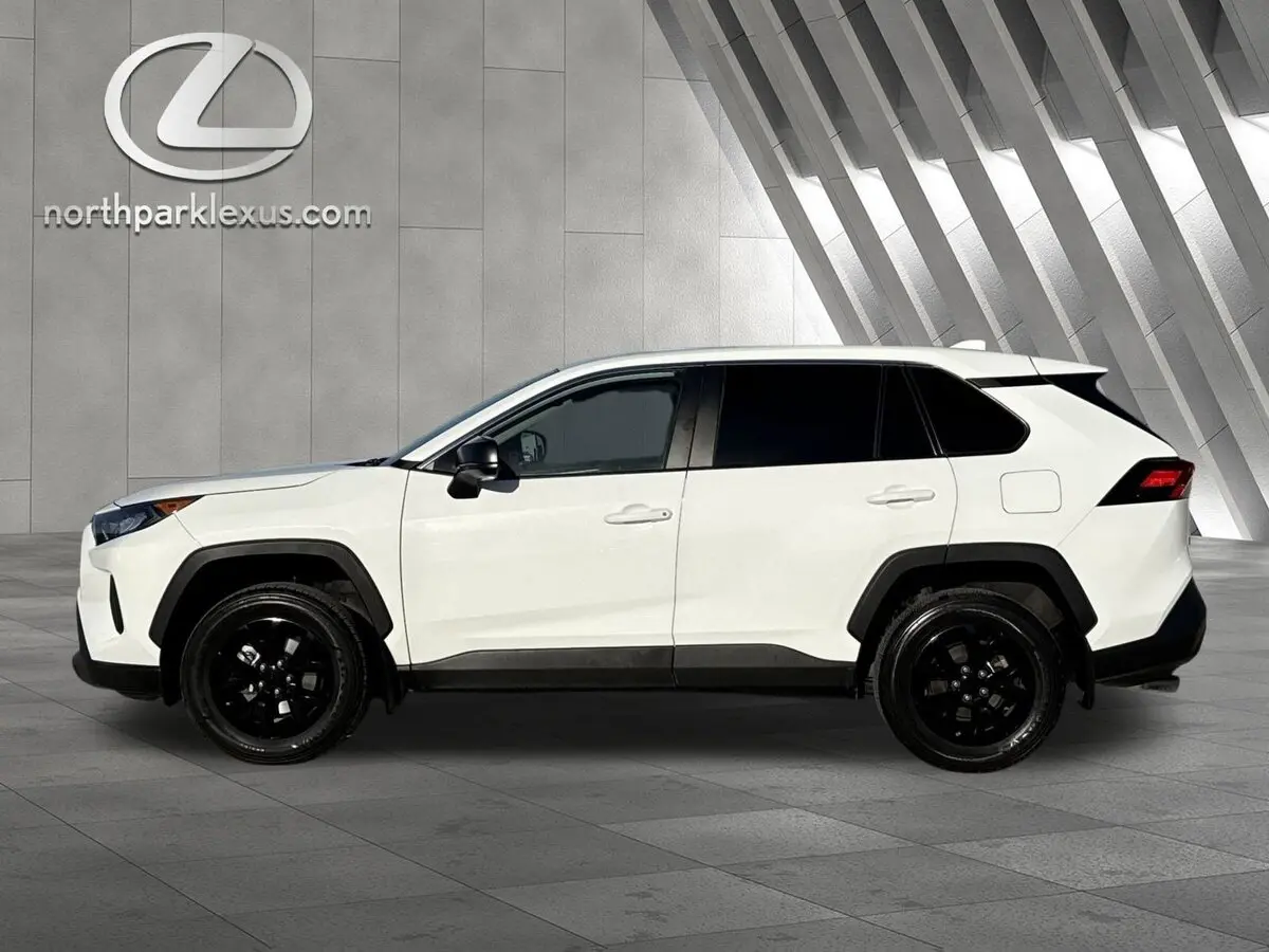 2022 Toyota RAV4 LE's photo