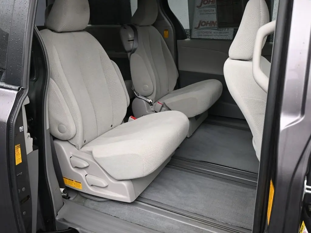 2014 Toyota Sienna LE photo 16
