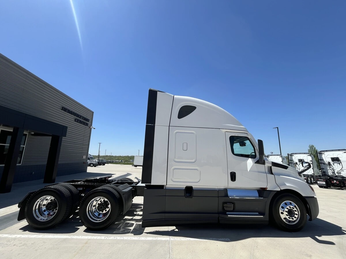 2025 Freightliner Cascadia - image 9