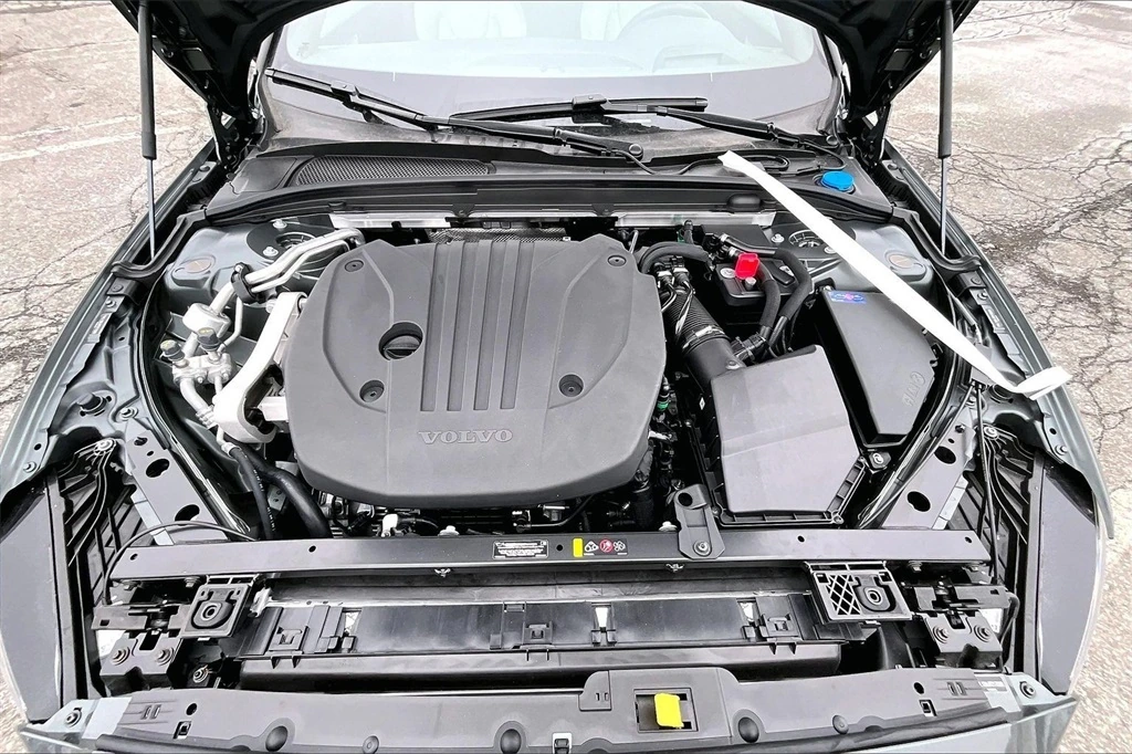 2026 Volvo - image 12