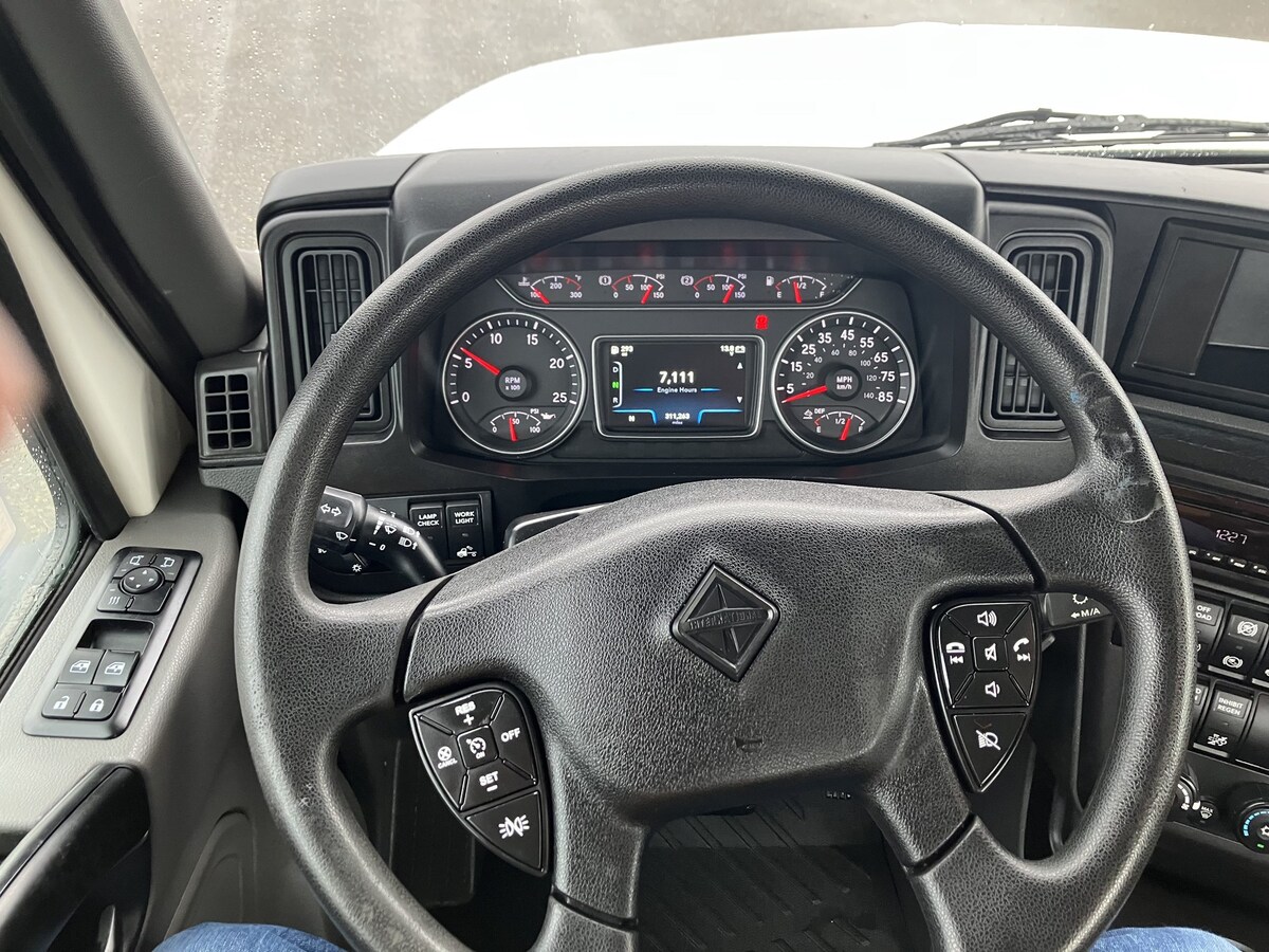 2019 International LT in Seattle, WA — photo 7
