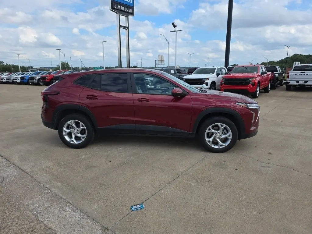 2024 Chevrolet Trax LS photo 2