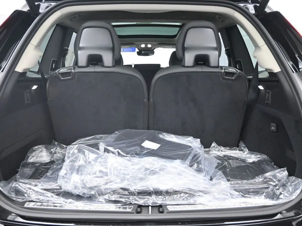 2026 Volvo - image 27