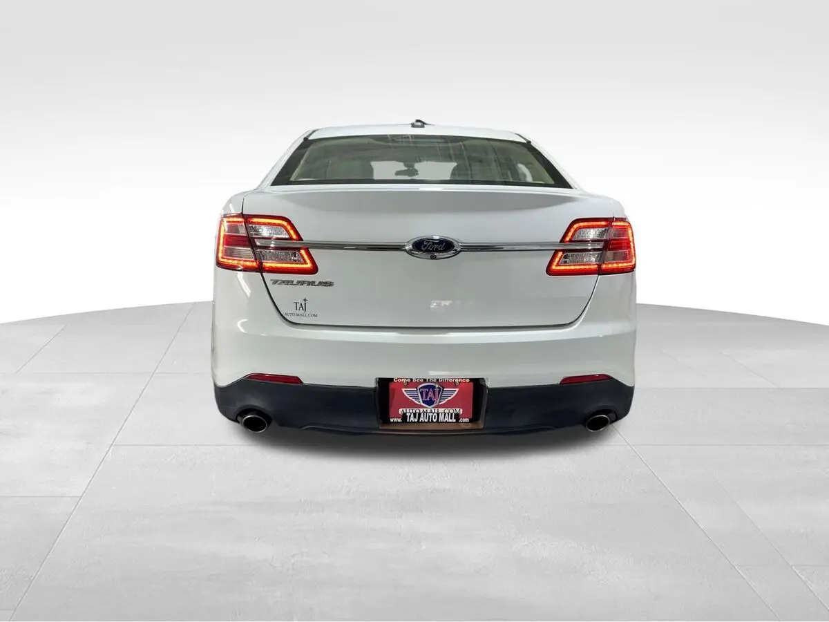 2015 Ford Taurus SE photo 3