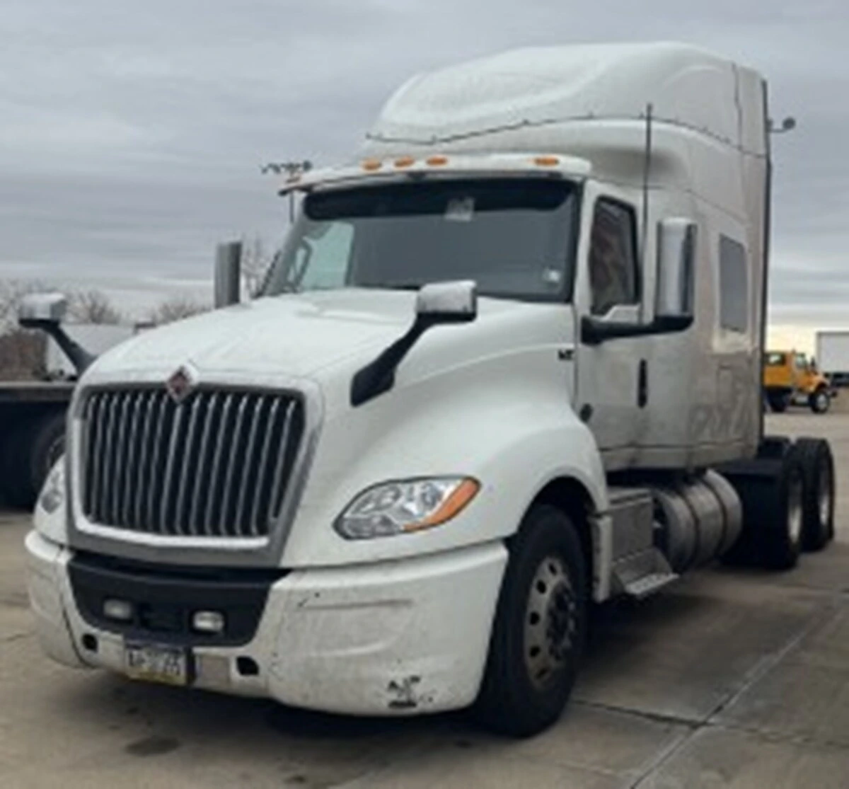 2022 International LT - image 1