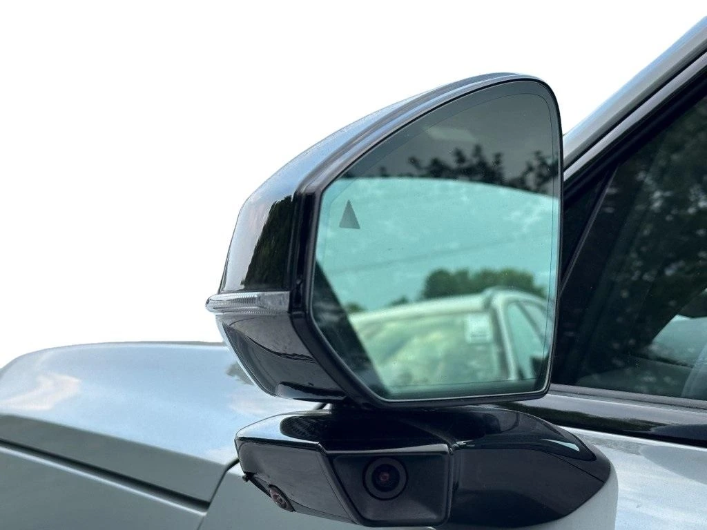 2025 Volvo - image 17