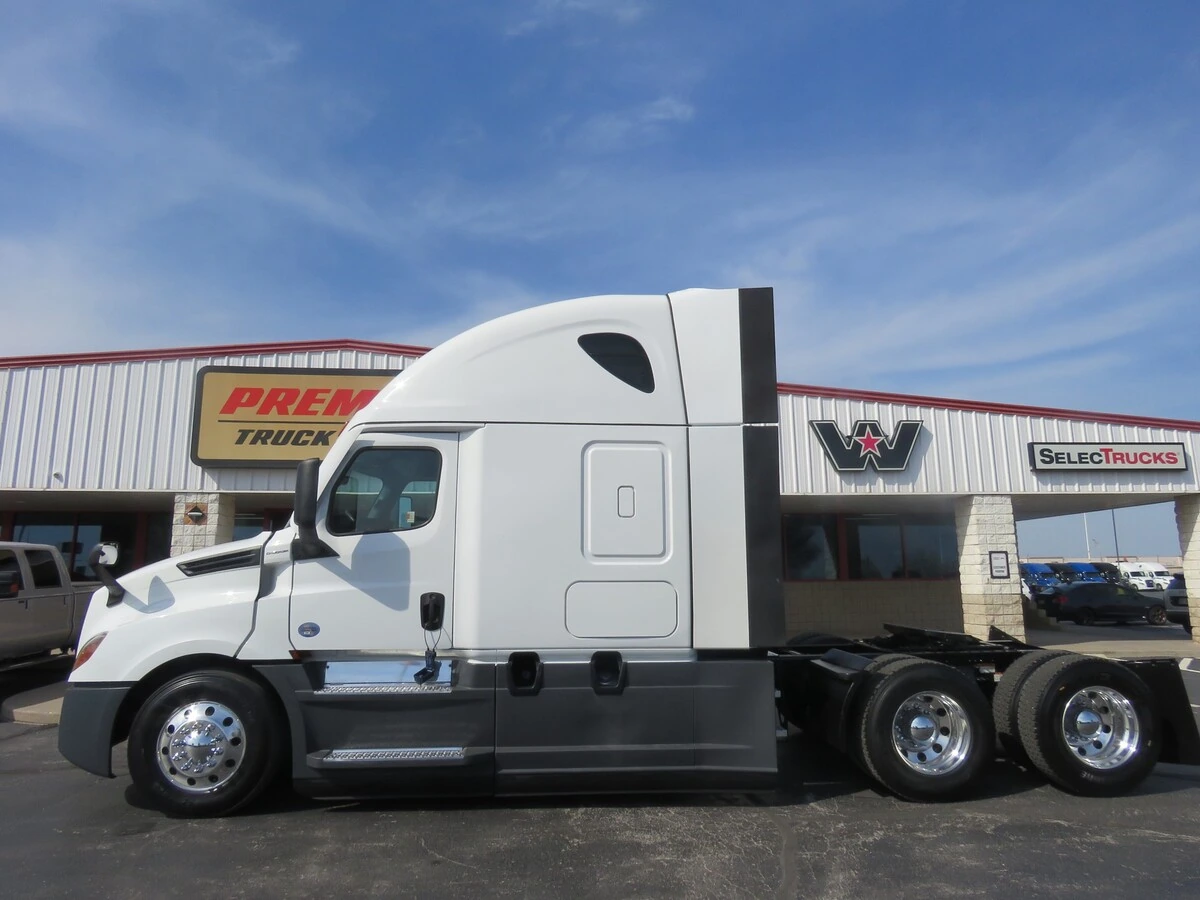 2023 Freightliner Cascadia - image 2