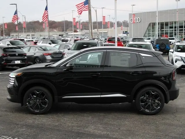 2026 Nissan Kicks SR photo 2