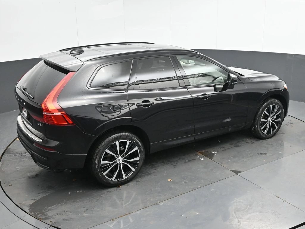 2025 Volvo - image 34