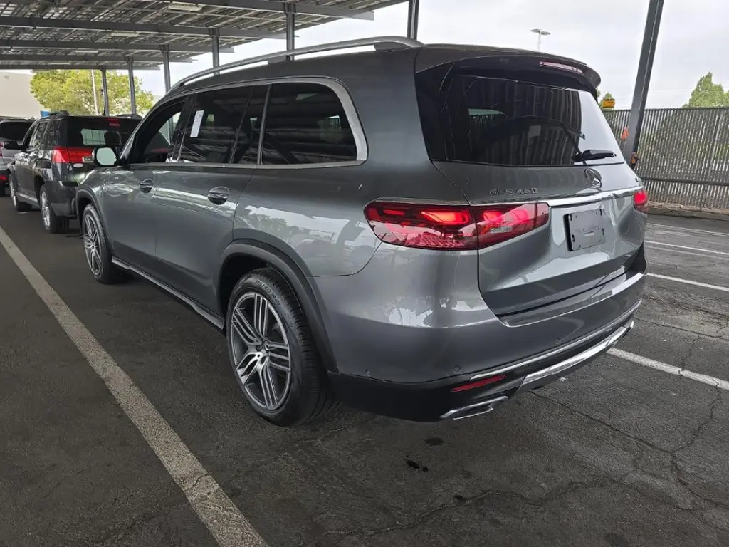 2024 Mercedes Benz GLS 450 4MATIC photo 3