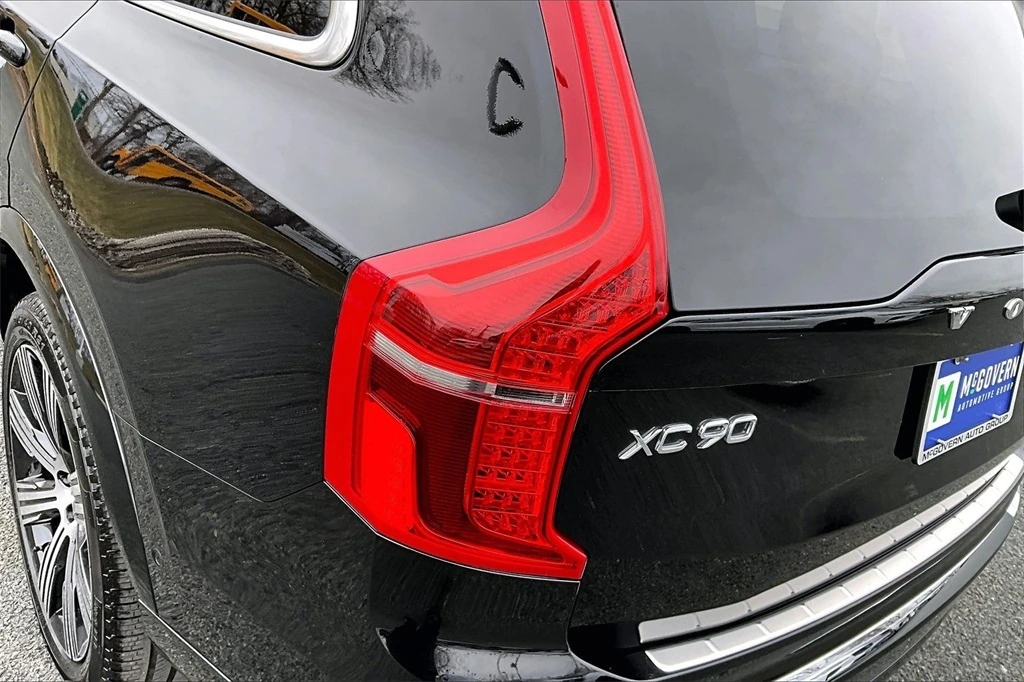 2025 Volvo - image 23