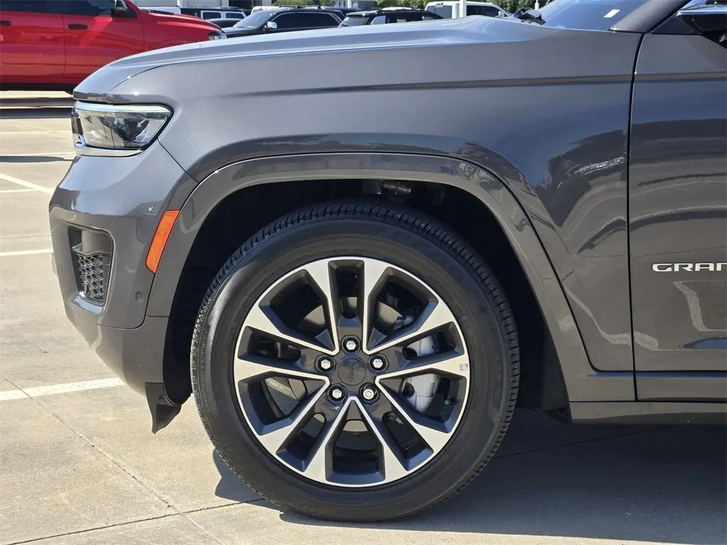 2024 Jeep Grand Cherokee Overland photo 5