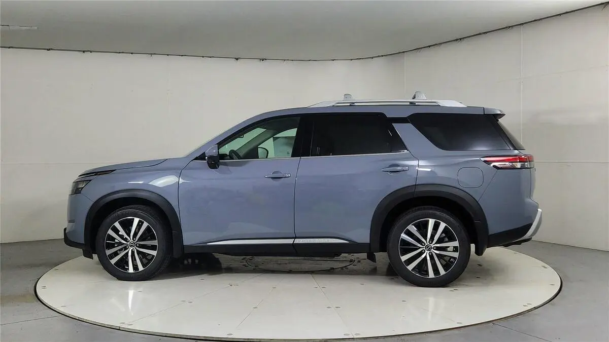 2025 Nissan Pathfinder Platinum photo 3
