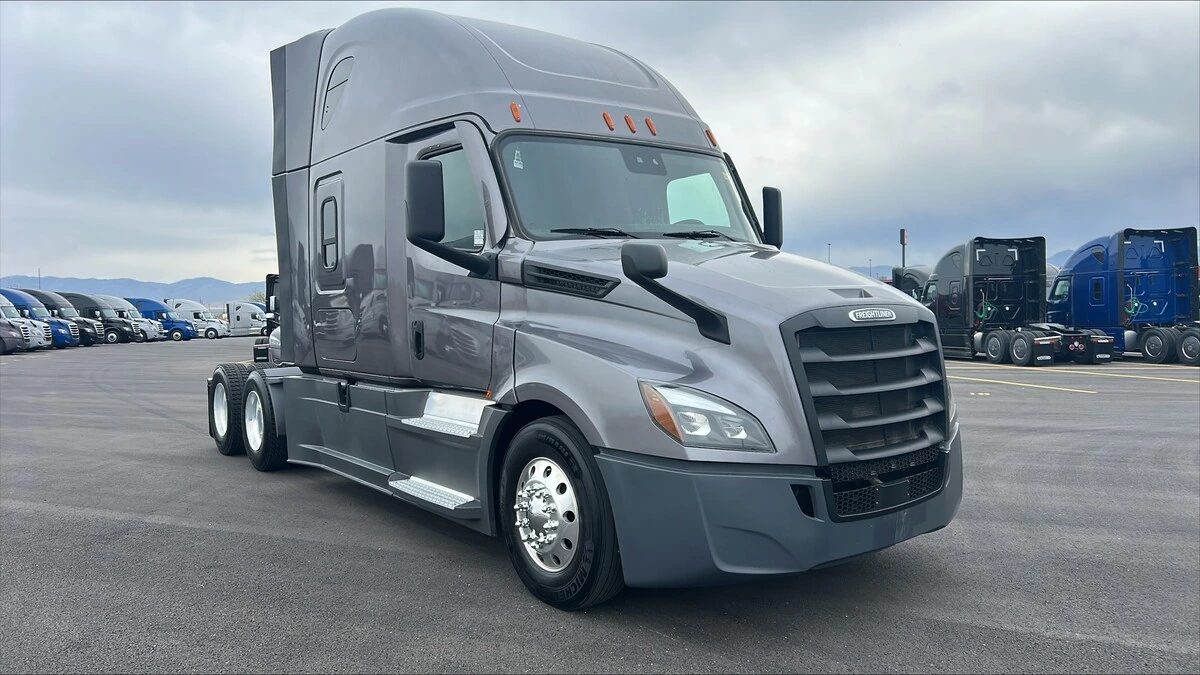 2022 Freightliner Cascadia - image 5