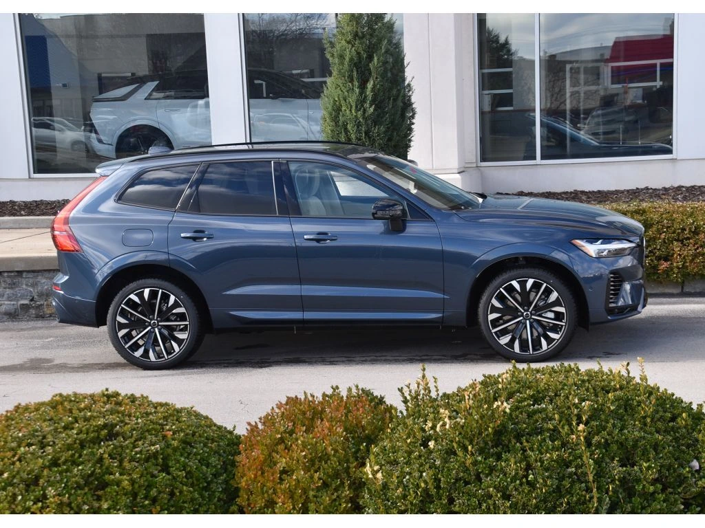 2026 Volvo - image 3