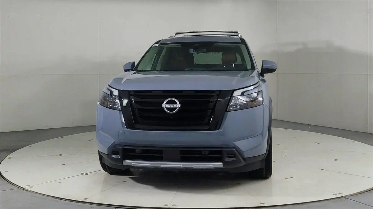 2025 Nissan Pathfinder Platinum photo 2