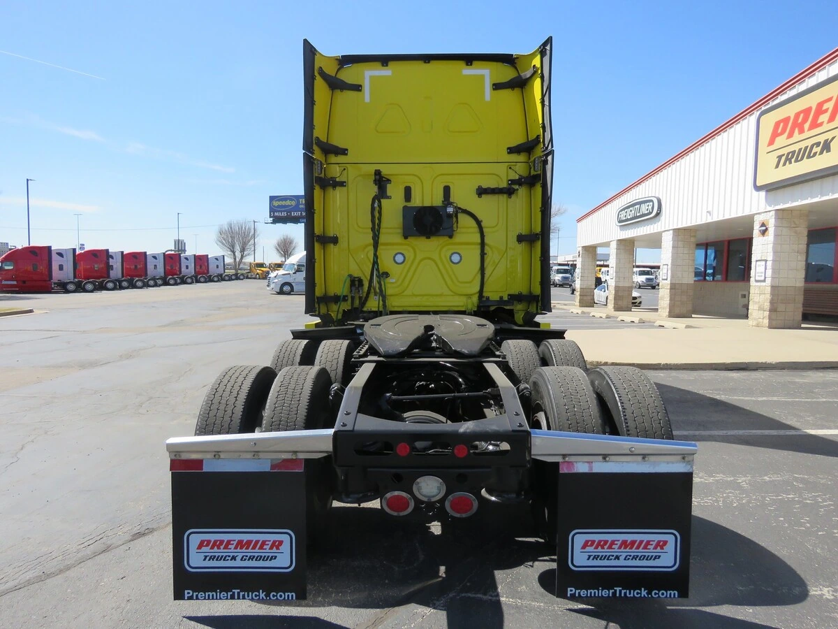 2022 Freightliner Cascadia - image 5