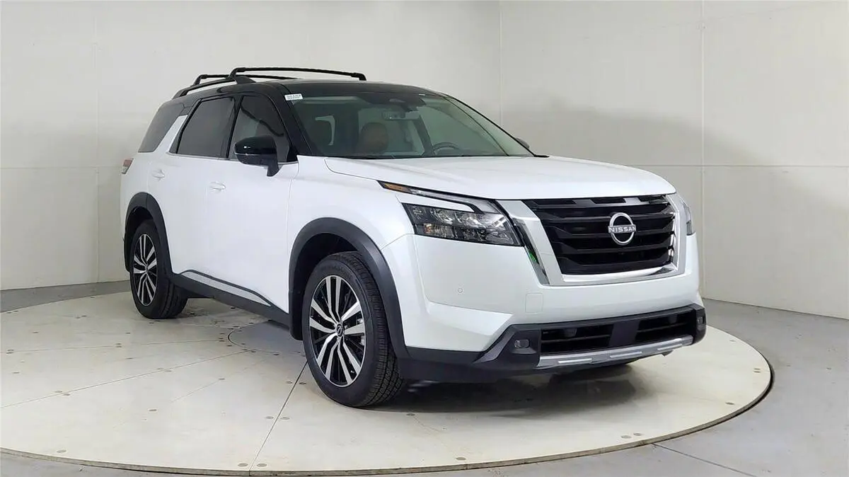 2025 Nissan Pathfinder Platinum's photo