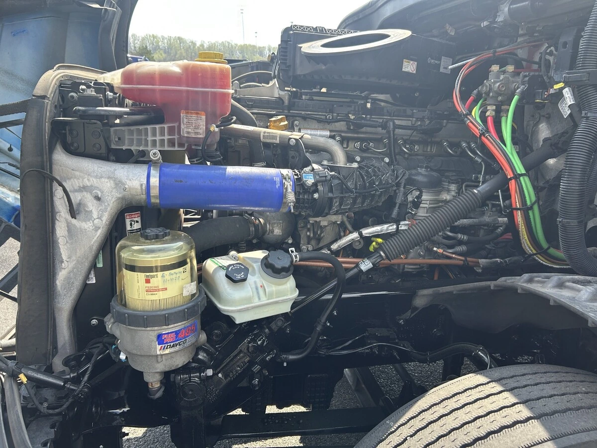 2022 Freightliner Cascadia - image 10