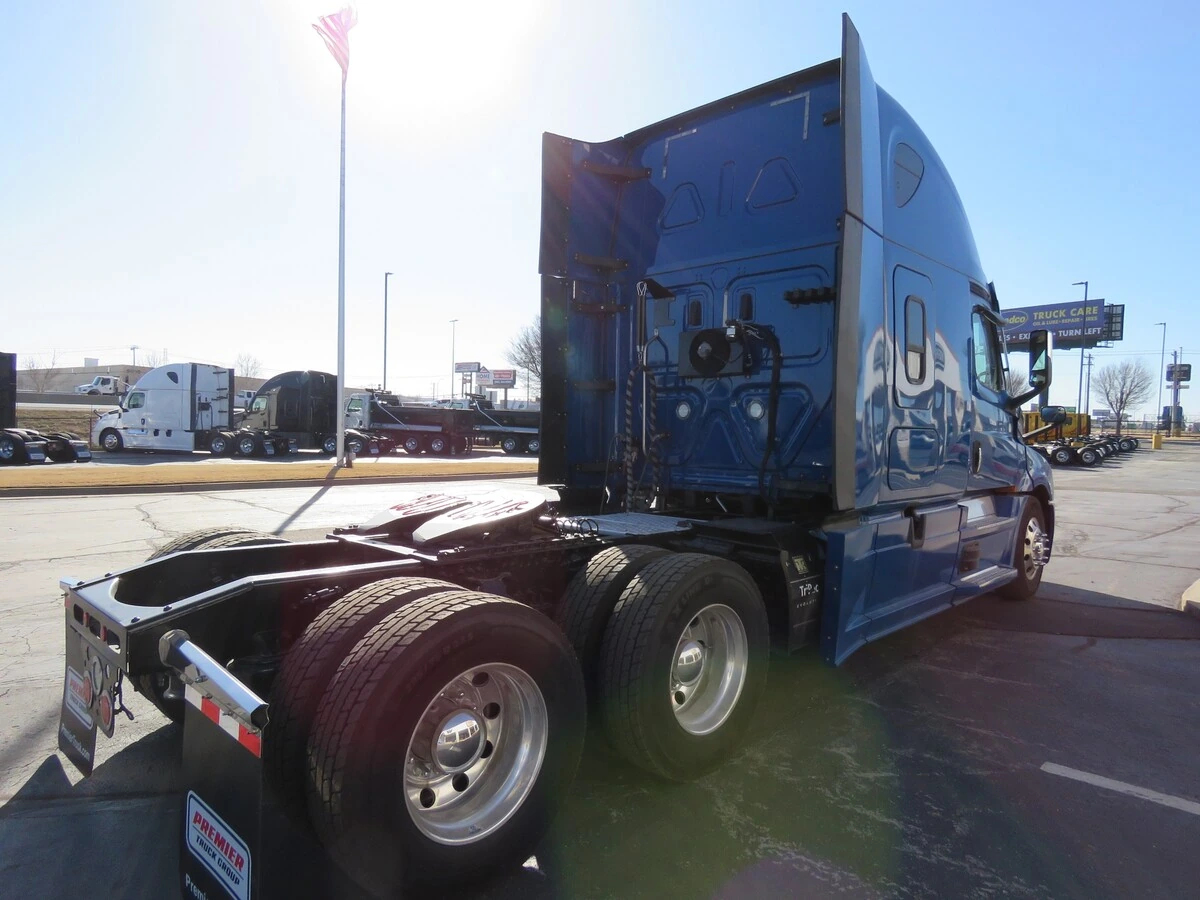 2022 Freightliner Cascadia - image 7