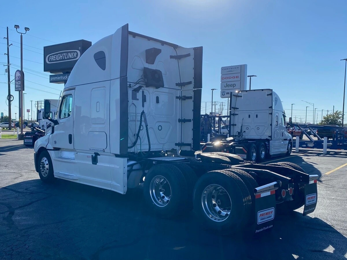 2022 Freightliner Cascadia — photo 3