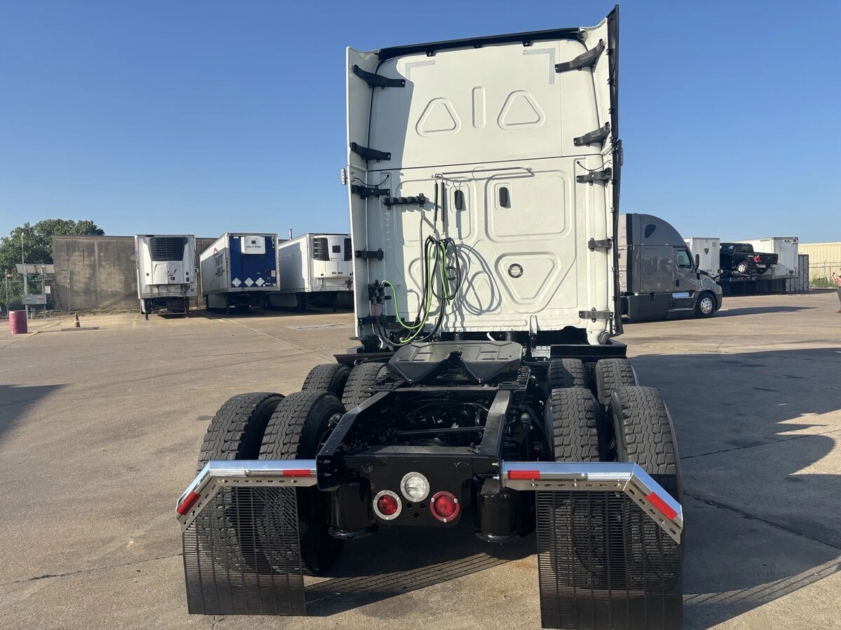2025 Freightliner Cascadia — photo 6