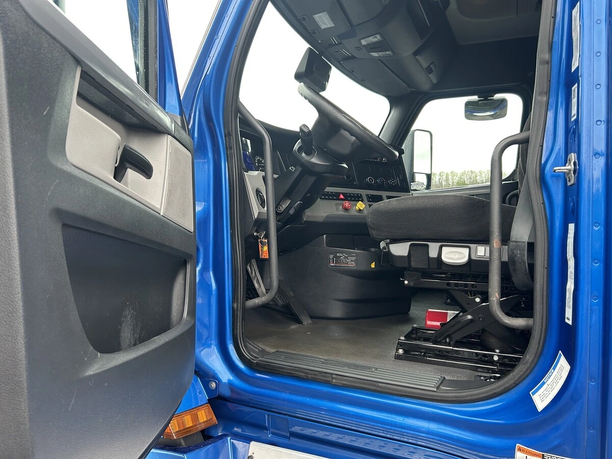 2022 Freightliner Cascadia - image 11