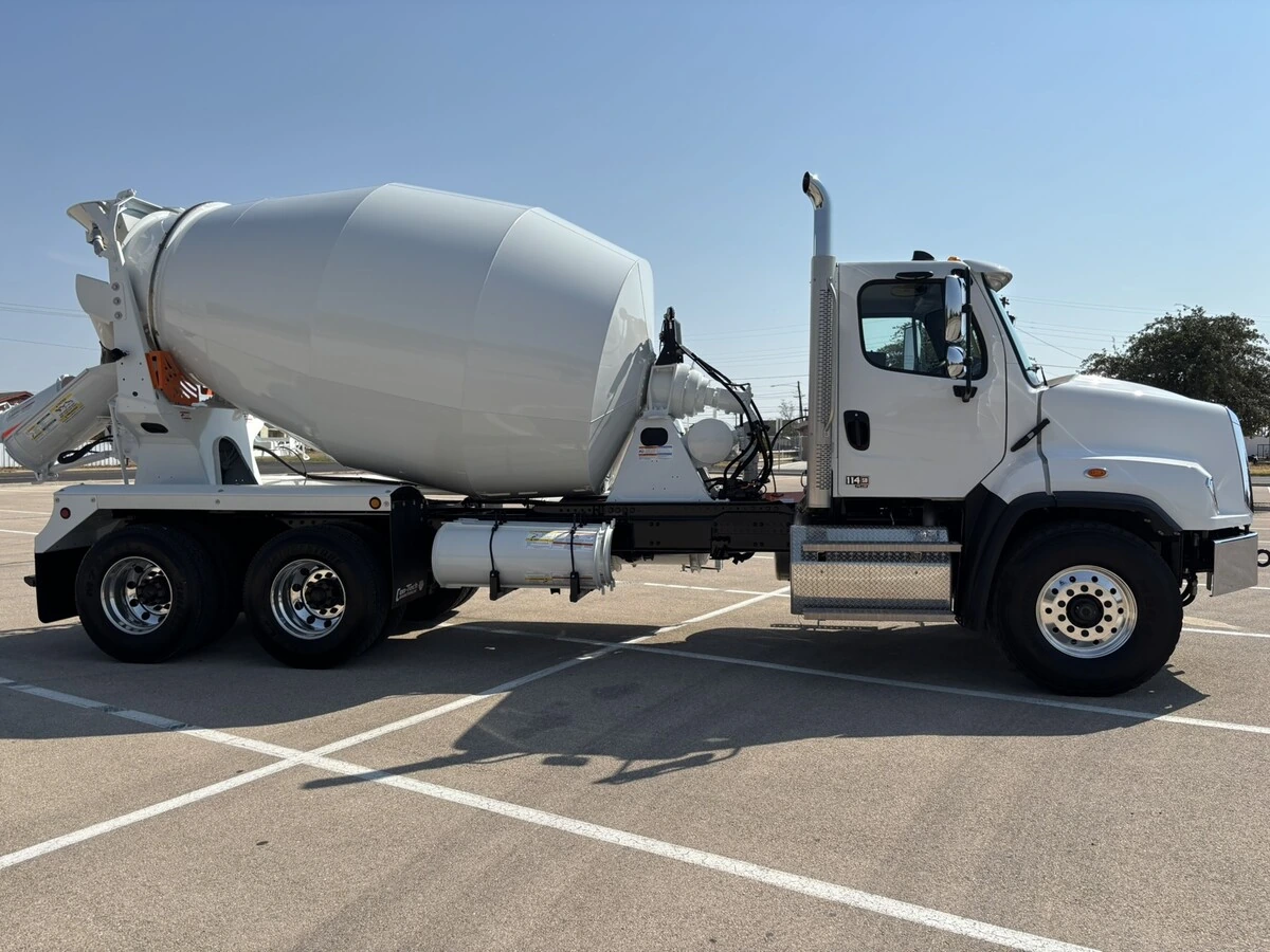 2027 Freightliner 114SD — photo 6