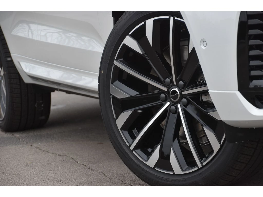 2026 Volvo - image 8