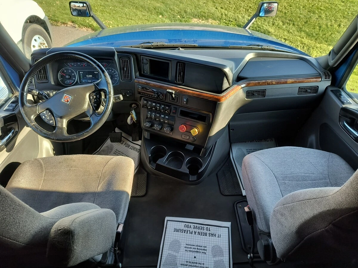 2020 International LT - image 6