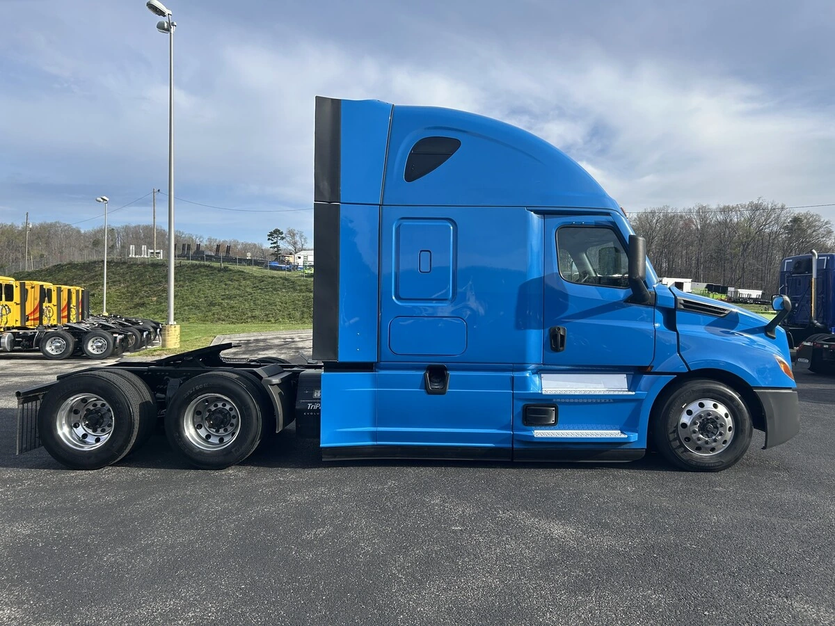 2022 Freightliner Cascadia - image 7